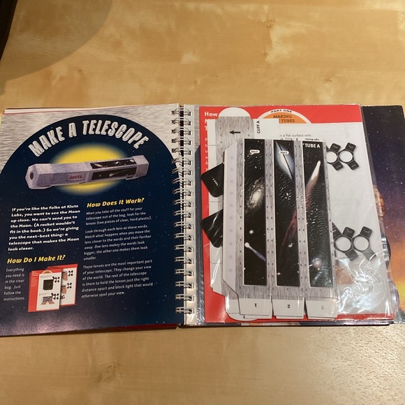 2 x Children’s SPACE books + plastic spacemen and vehicles - Picture 3 of 4